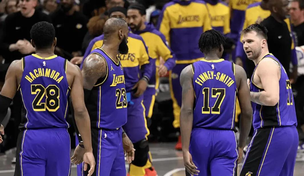 湖人队战罢落败,前锋组合难以挽回颓势 湖人队战罢落败,前锋组合难以挽回颓势